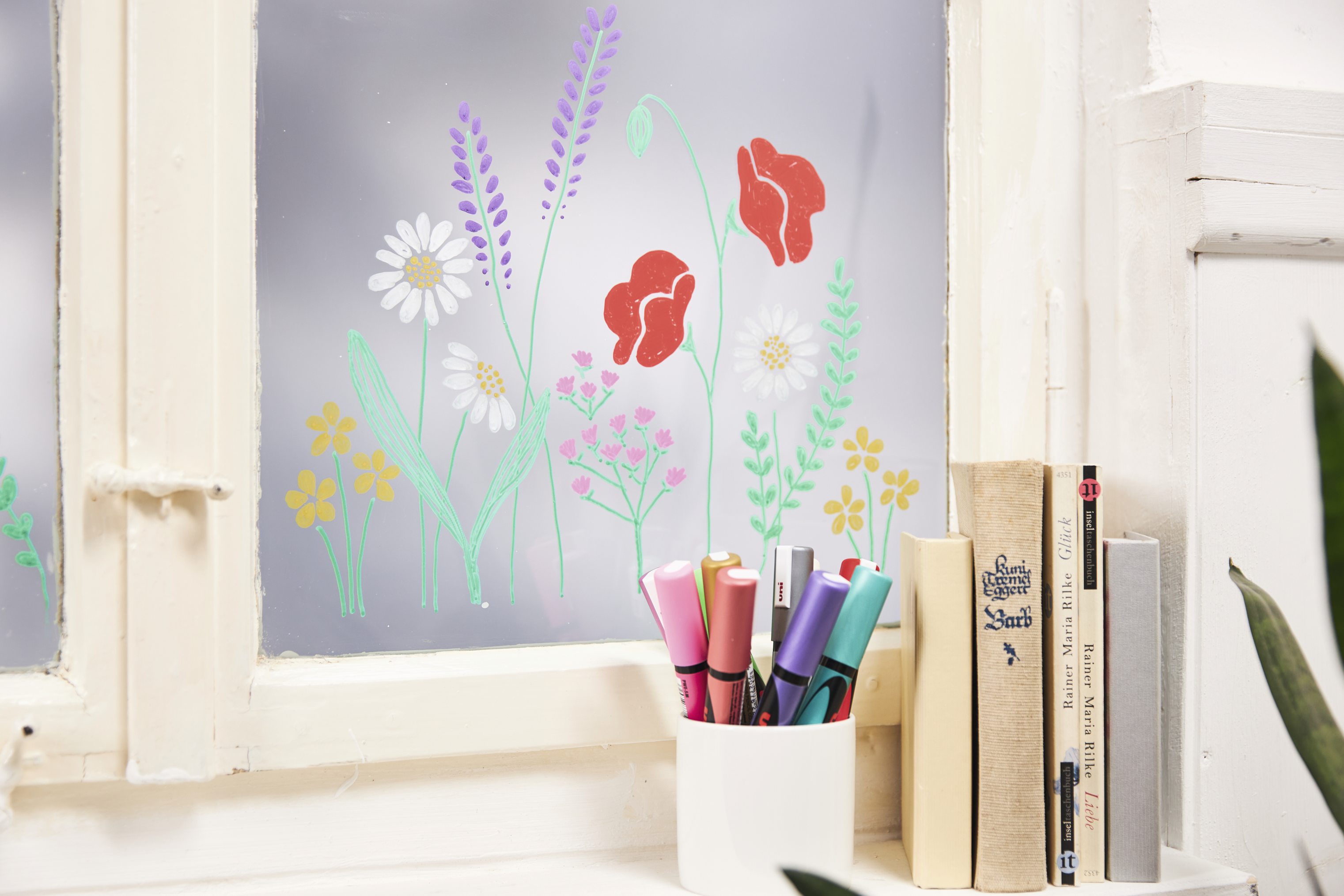 Bunte Blumenmuster auf Fensterfolie, kreativ und handgemacht, DIY-Stil.