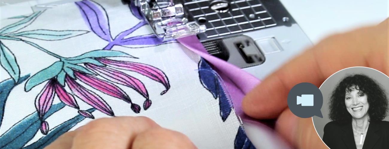 Florales Muster, lebendige Farben, lila Saum. Modisch, handgemacht, detailreich. DIY-Mode.