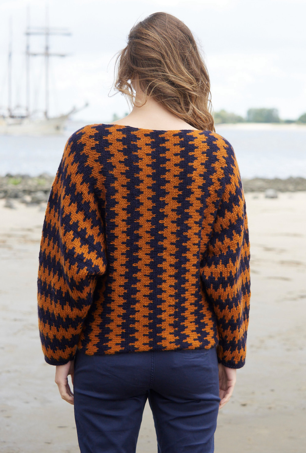 Pulli mit Jacquardmuster in Cognac-Braun und Dunkelblau