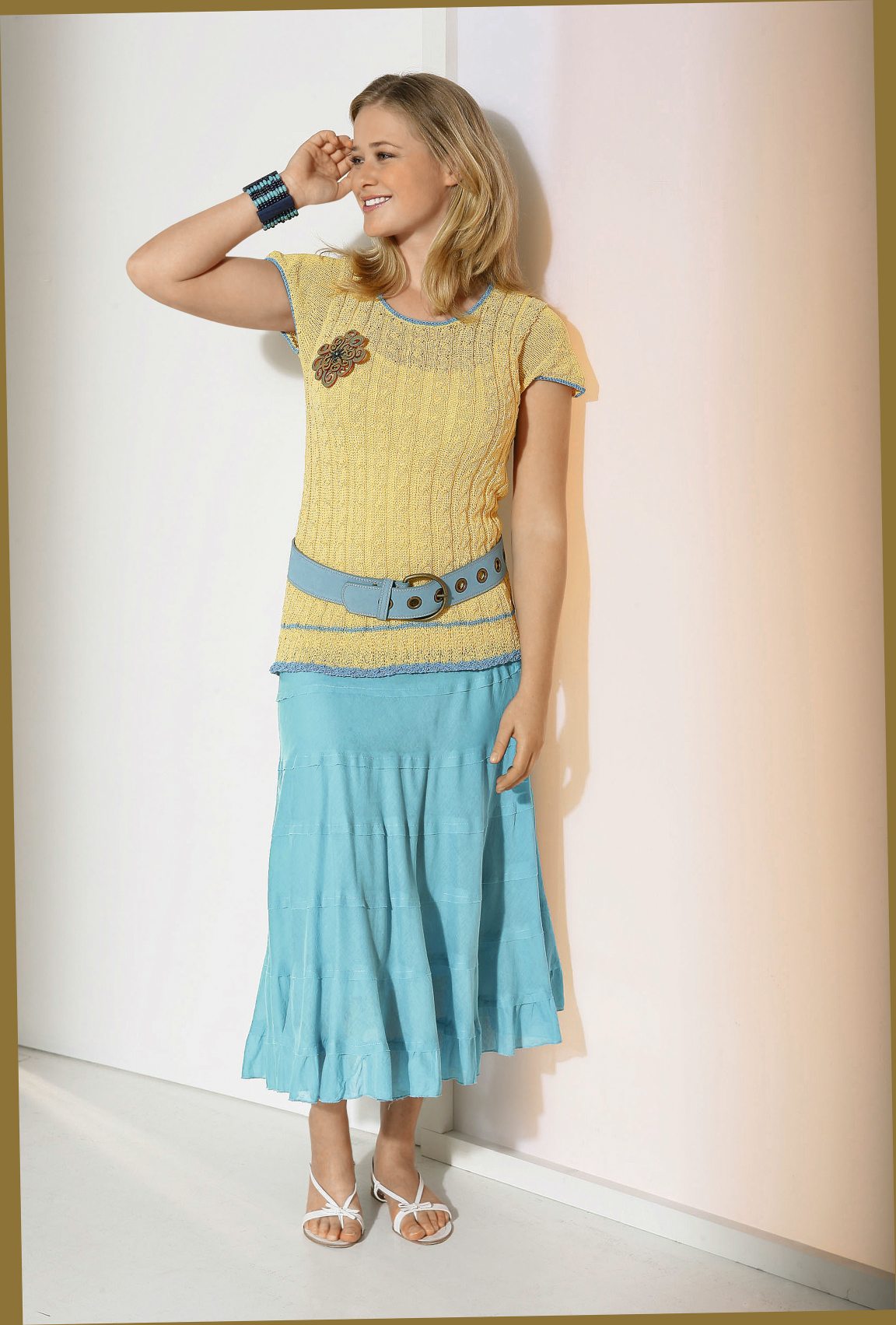 Gelbes Strickoberteil, blauer Maxirock. Design mit Gürtel und Blumenmuster, DIY-Ästhetik, modisch und kreativ.