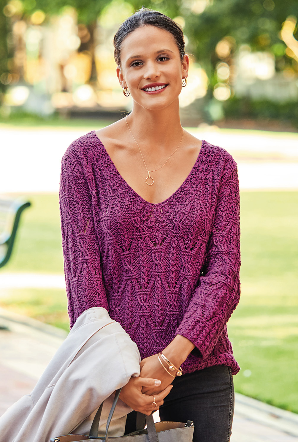 Modellansicht Bild 3: Pullover in Fuchsia mit Zopfrauten-Muster
