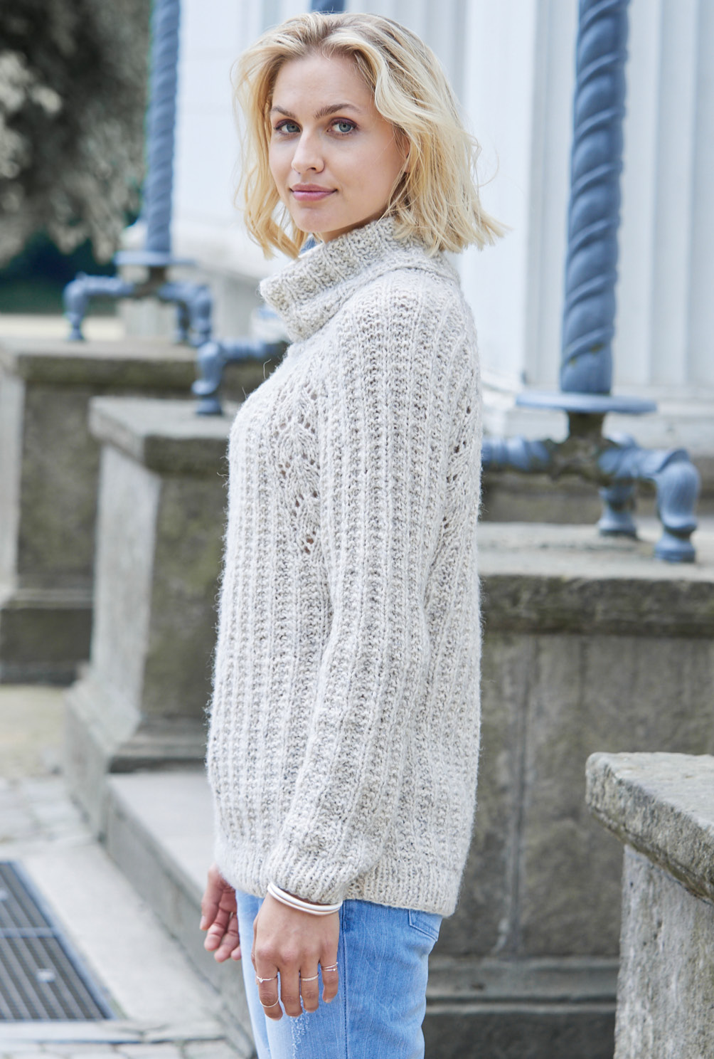 Modellansicht Bild 3: Raglanpulli mit Rollkragen in Natur mit Ajour- und Patentmuster