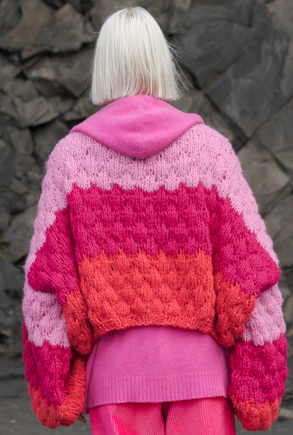 Modellansicht Bild 5: Dreifarbiger Pulli mit Keulenärmeln