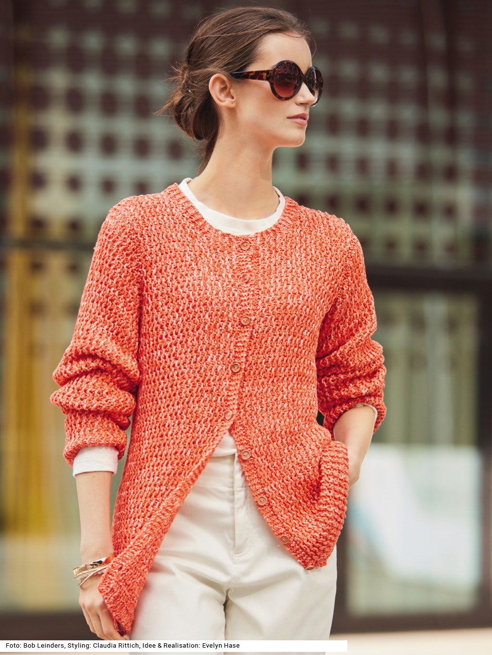 Modellansicht Bild 1: Jacke mit Strukturmuster in Korallenrot