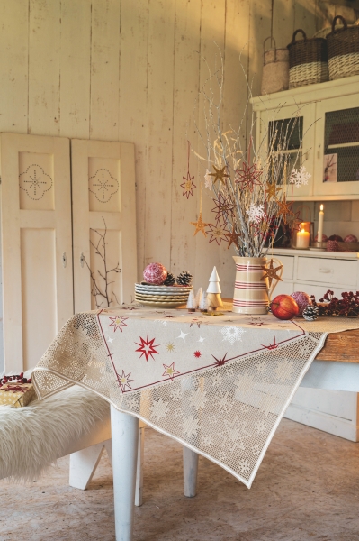 Beige Tischdecke mit roten Sternmustern, handgefertigt, eleganter Schnitt. Akzentuierte Stickereien, geschmackvoll.