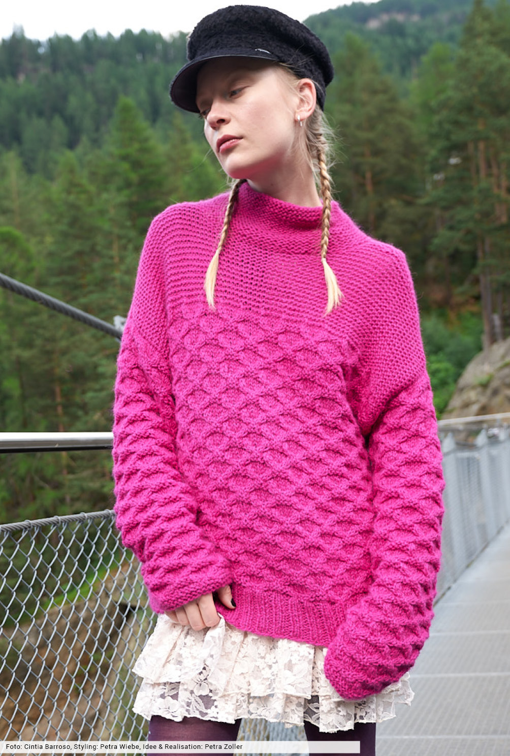 Modellansicht Bild 2: Strukturmuster-Pulli mit Stehkragen
