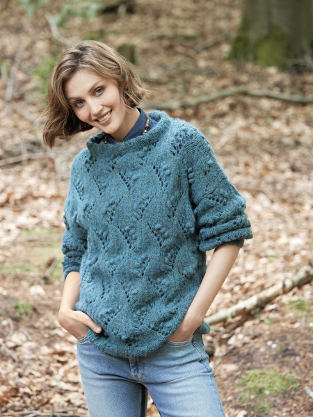 Dieser blaue Strickpullover in Grobstrick mit Rautenmuster strahlt handgemachte Eleganz aus und ist ideal für den lässigen Stil.