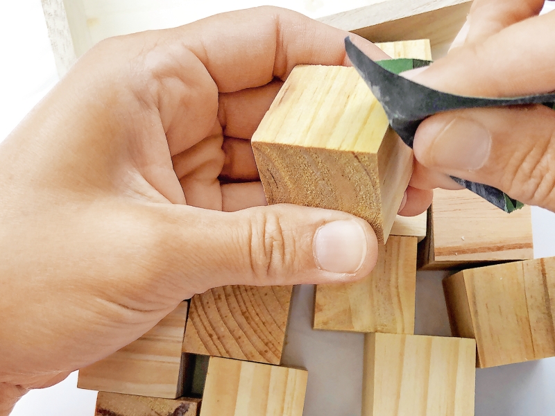 Holzblock wird manuell geschnitzt. Handgefertigt, rustikal, naturbelassen, DIY-Handarbeit.