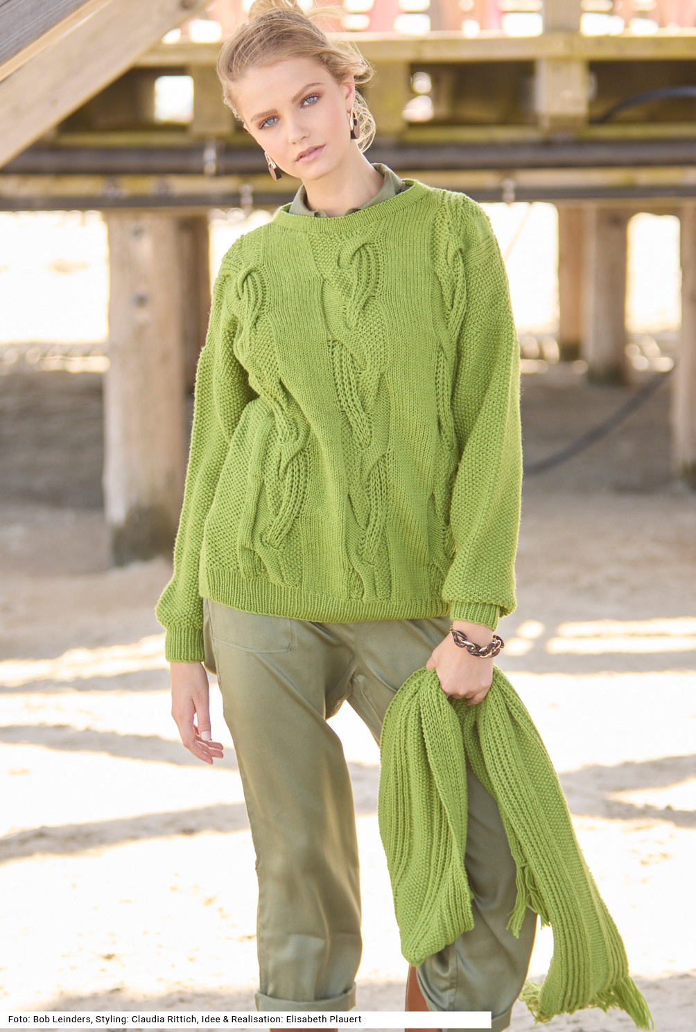 Modellansicht Bild 2: Pulli und Schal mit Zopfmuster