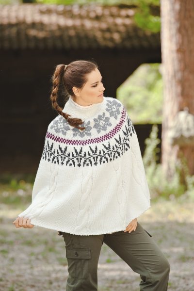 Weißer Strickponcho mit Norwegermuster. DIY-Design, handgemachte Eleganz, ideal für kühle Tage.