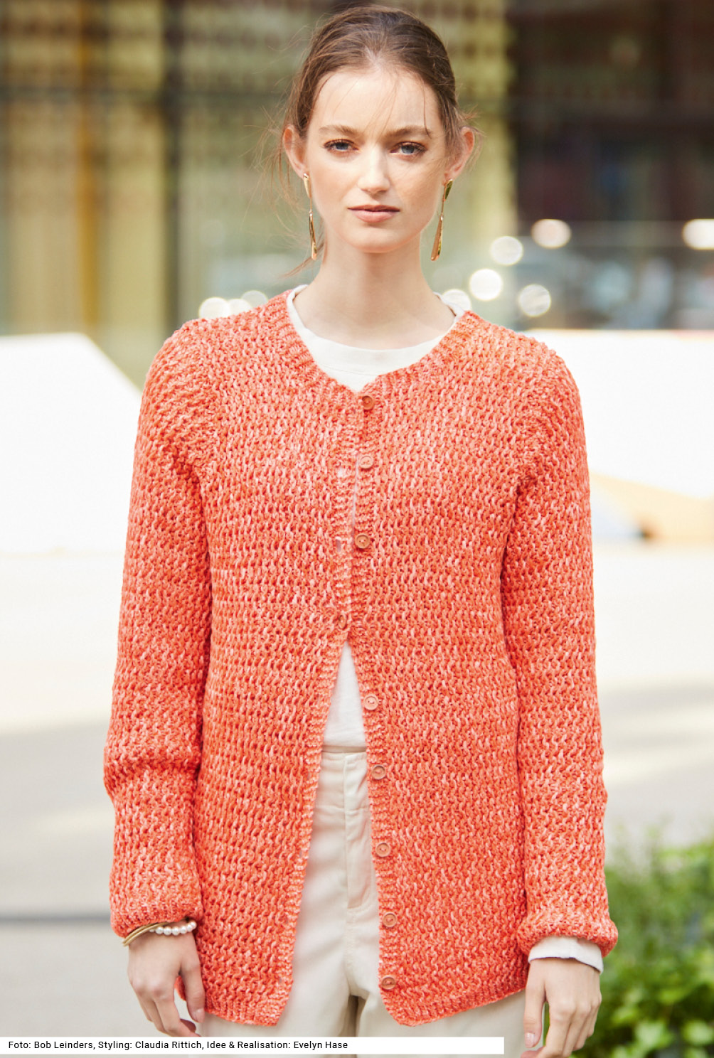Modellansicht Bild 2: Jacke mit Strukturmuster in Korallenrot