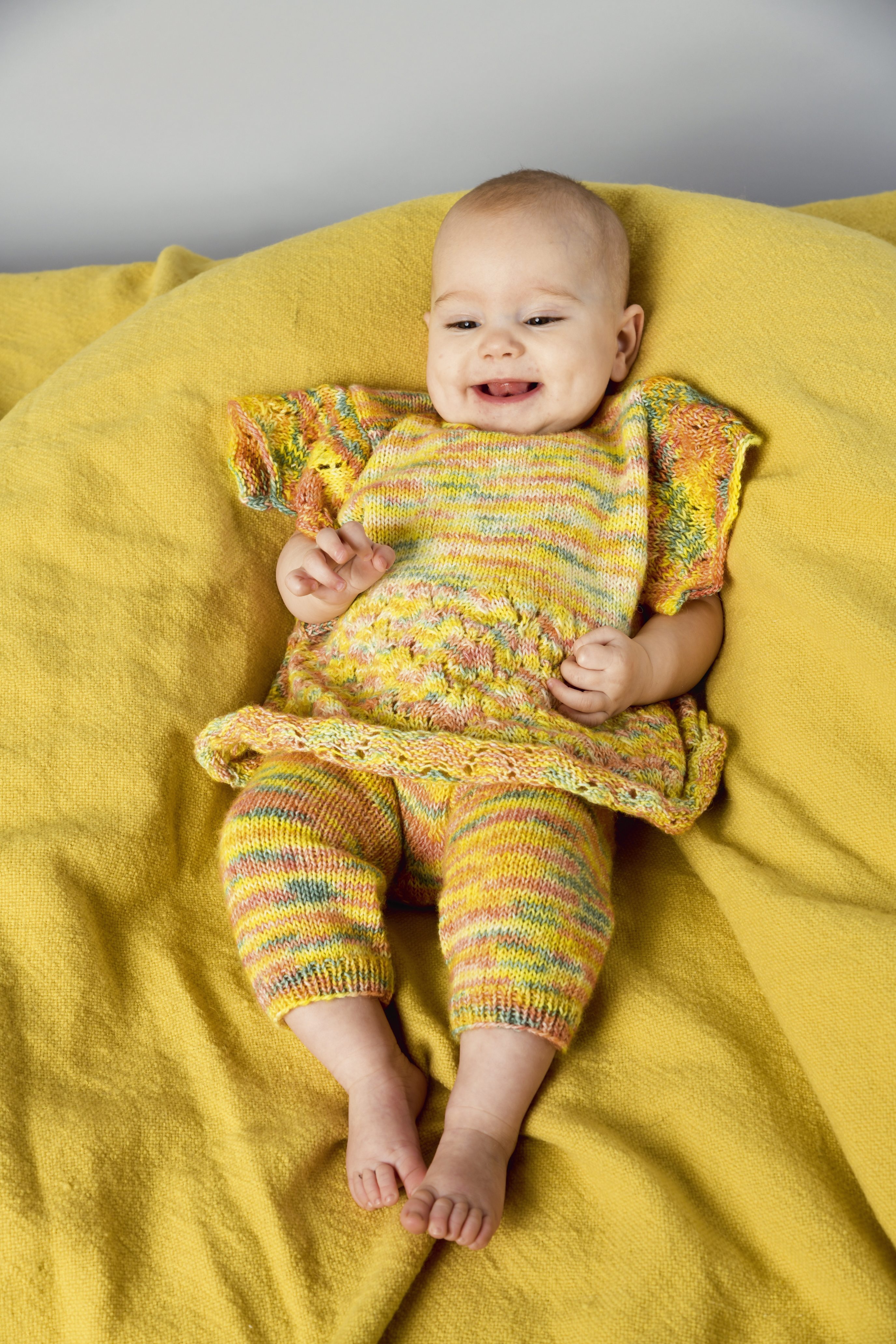 Buntes, selbstgemachtes Strickset mit kurzen Ärmeln. Modische Pastelltöne, bequemer Schnitt.