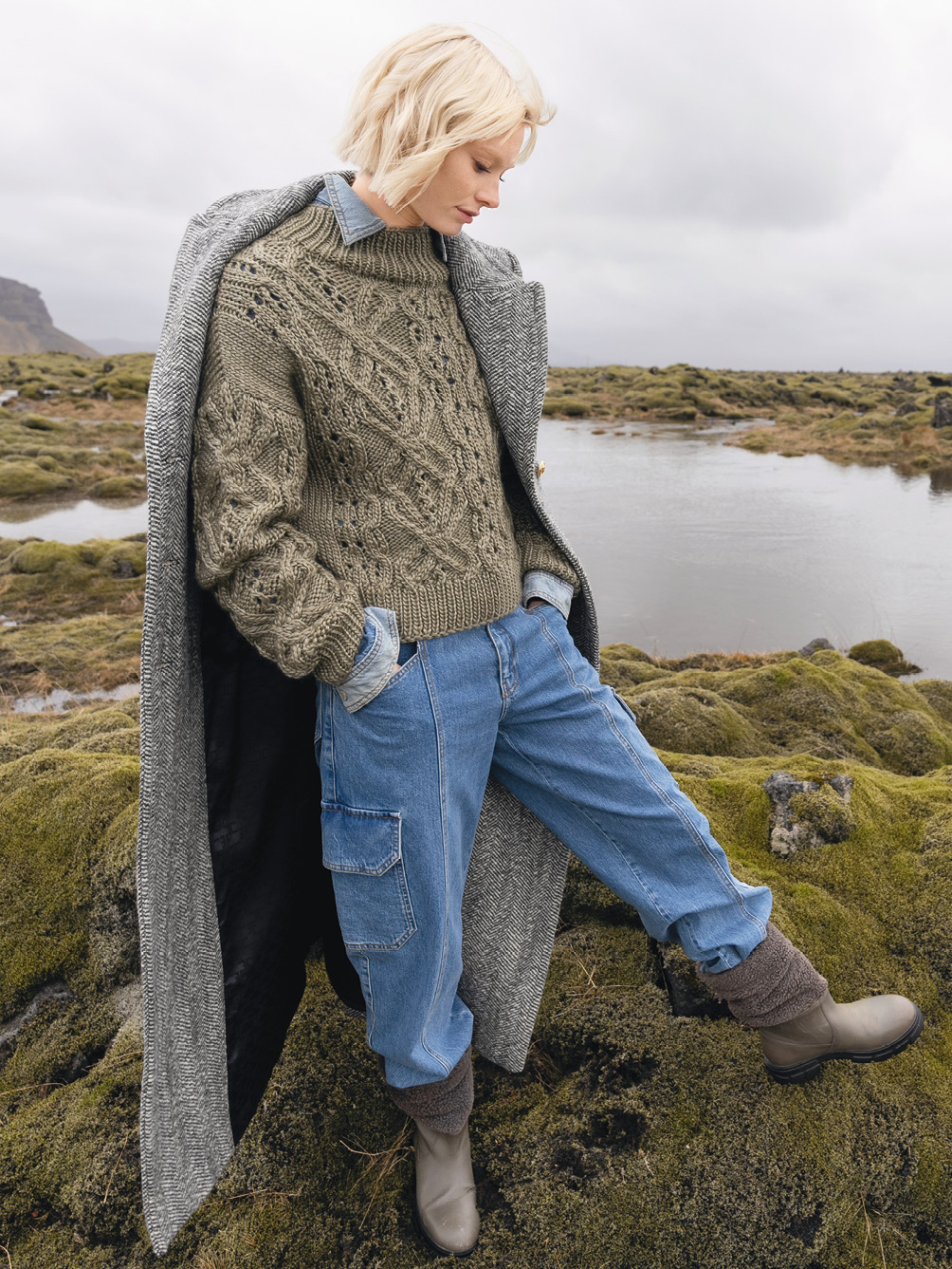 Modellansicht Bild 1: Pulli im Zopf-Lochmuster