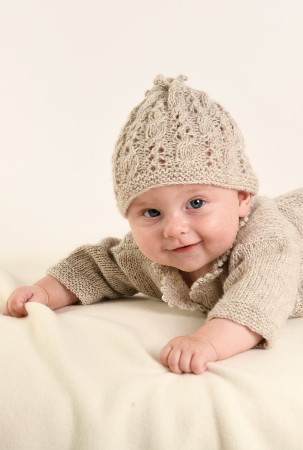 Strick-Set aus Mütze, Jacke und Hose in Beige fürs Baby