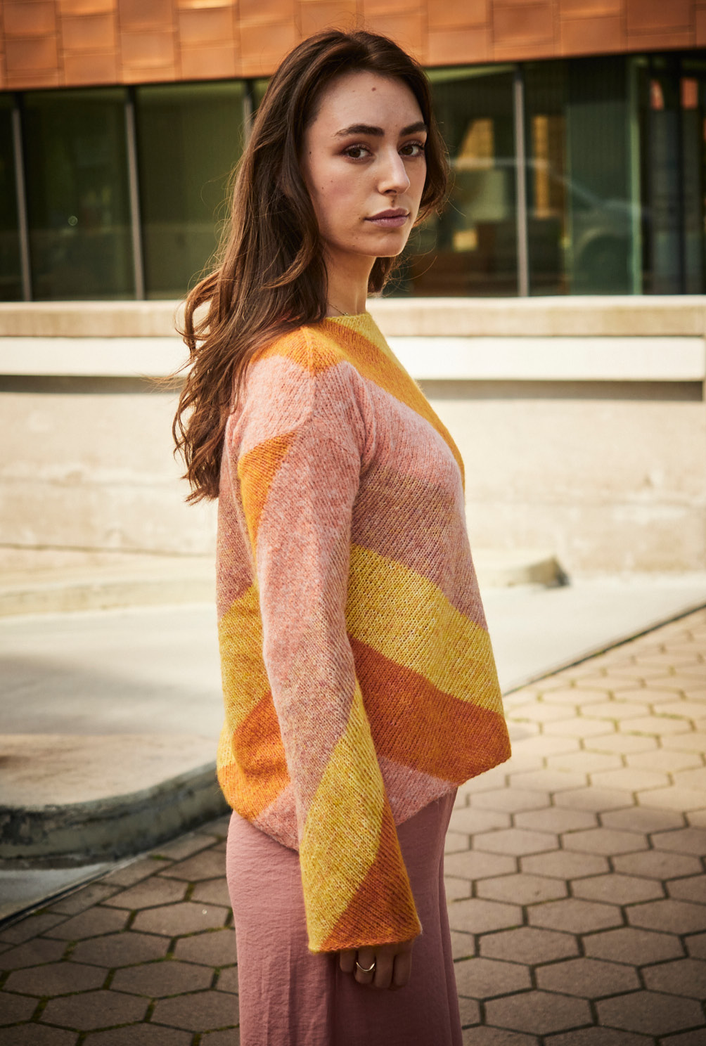 Modellansicht Bild 4: Pulli mit diagonalen Streifen in Orangetönen
