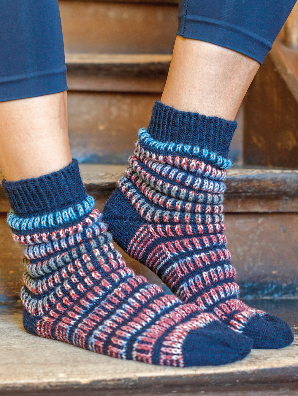 Gestrickte blau-bunte Socken mit Patentrippenmuster