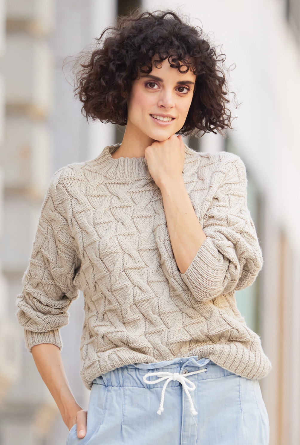Modellansicht Bild 3: Pullover mit Zopf-Strukturmuster und Turtleneck-Kragen