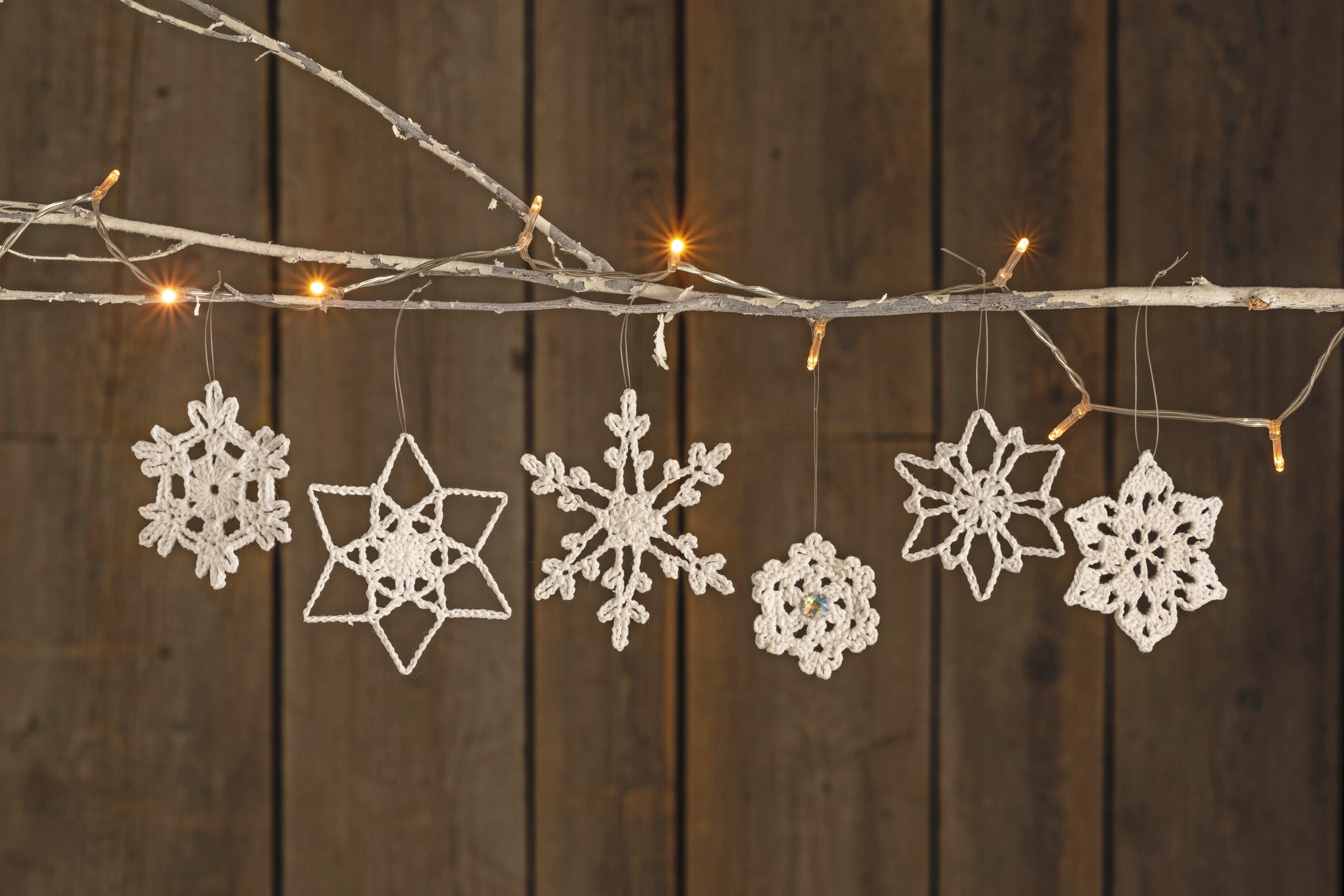 Weiß, handgemacht, gehäkelte Schneeflockenmuster; elegant und individuell, perfekt dekoriert mit handwerklichem Stil.