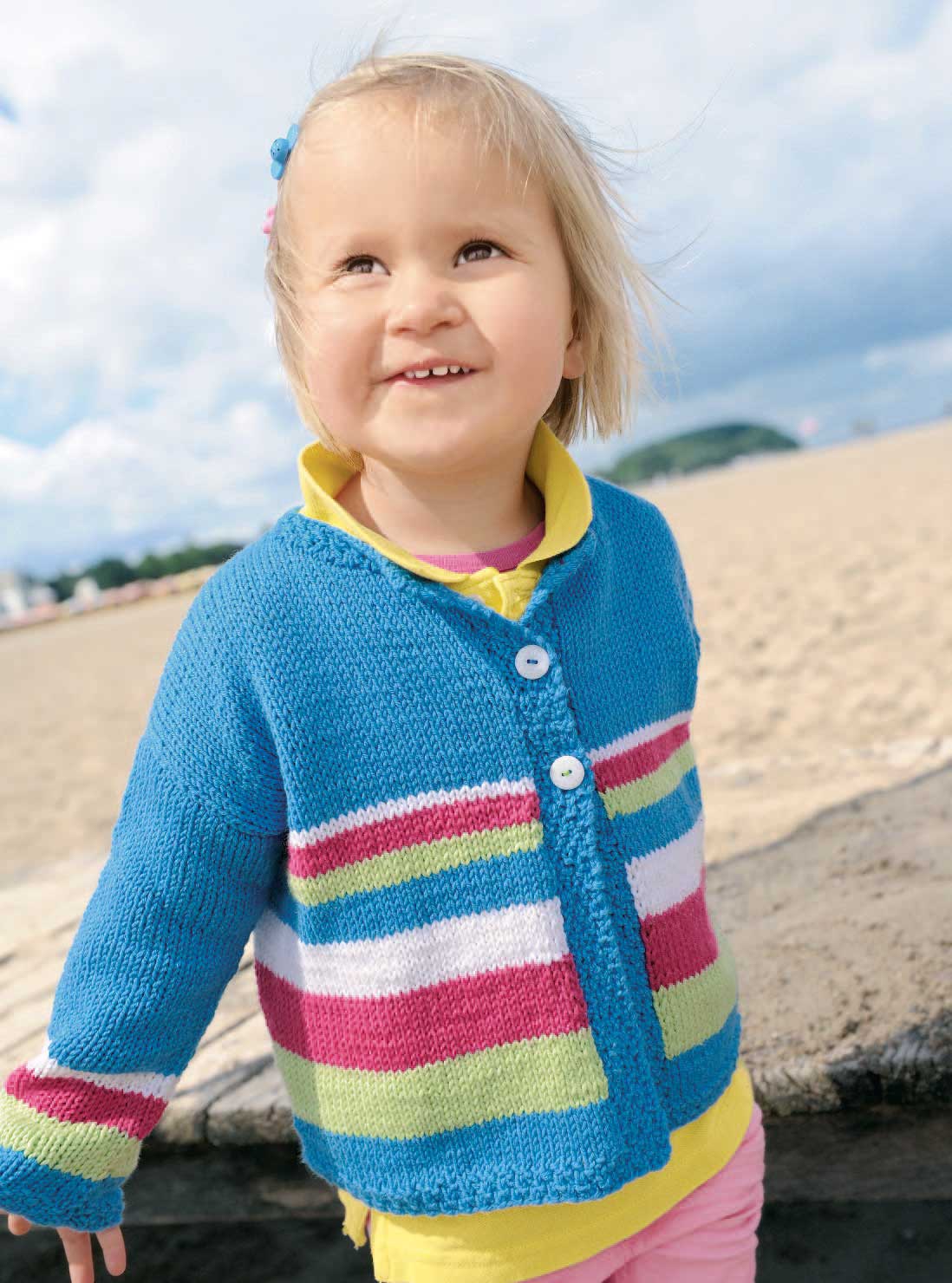 Farbenfrohe, handgemachte Strickjacke in Blau mit Streifenmuster. Modisch, DIY-Handarbeit, gemütlicher Schnitt.