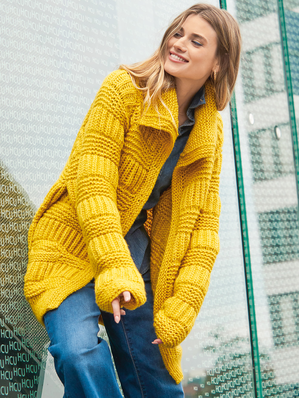 Modellansicht Bild 1: Gelbe Oversize-Jacke mit Patent- und Rippenmuster-Streifen