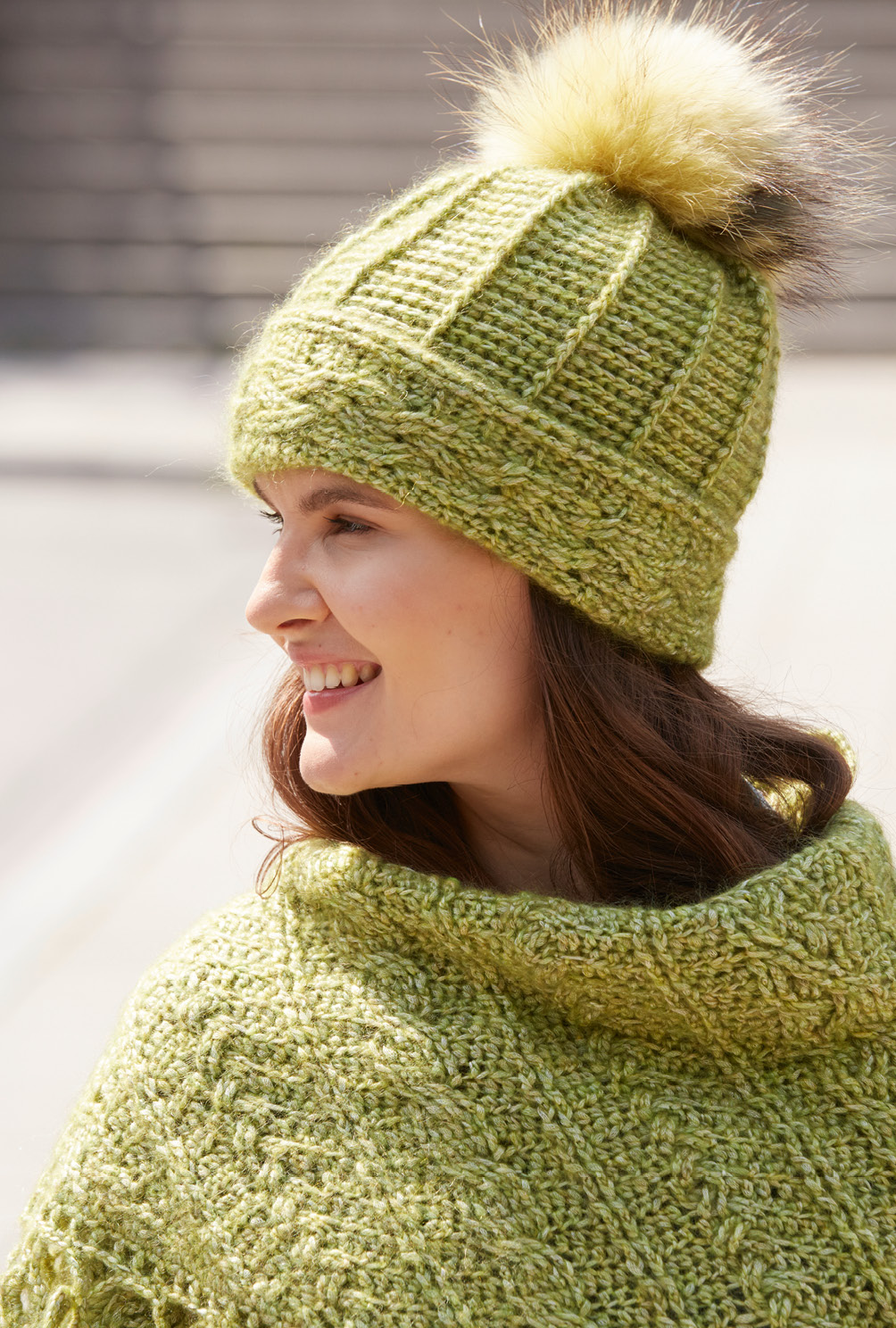 Modellansicht Bild 4: Relief und Zöpfe: Genau das Richtige für die gehäkelte Mütze mit passendem Dreieckstuch