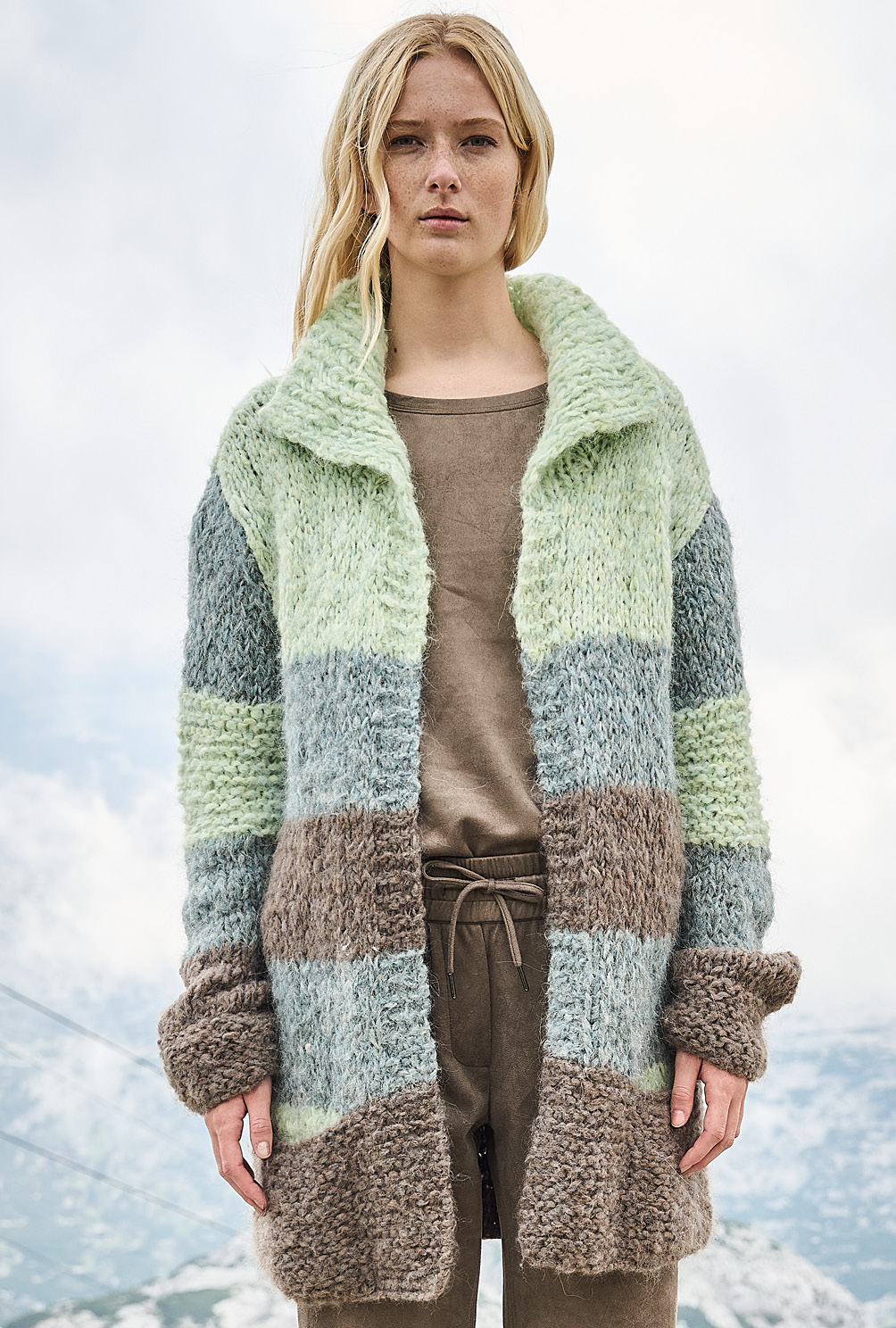 Modellansicht Bild 4: Gestreifte Jacke in Felloptik