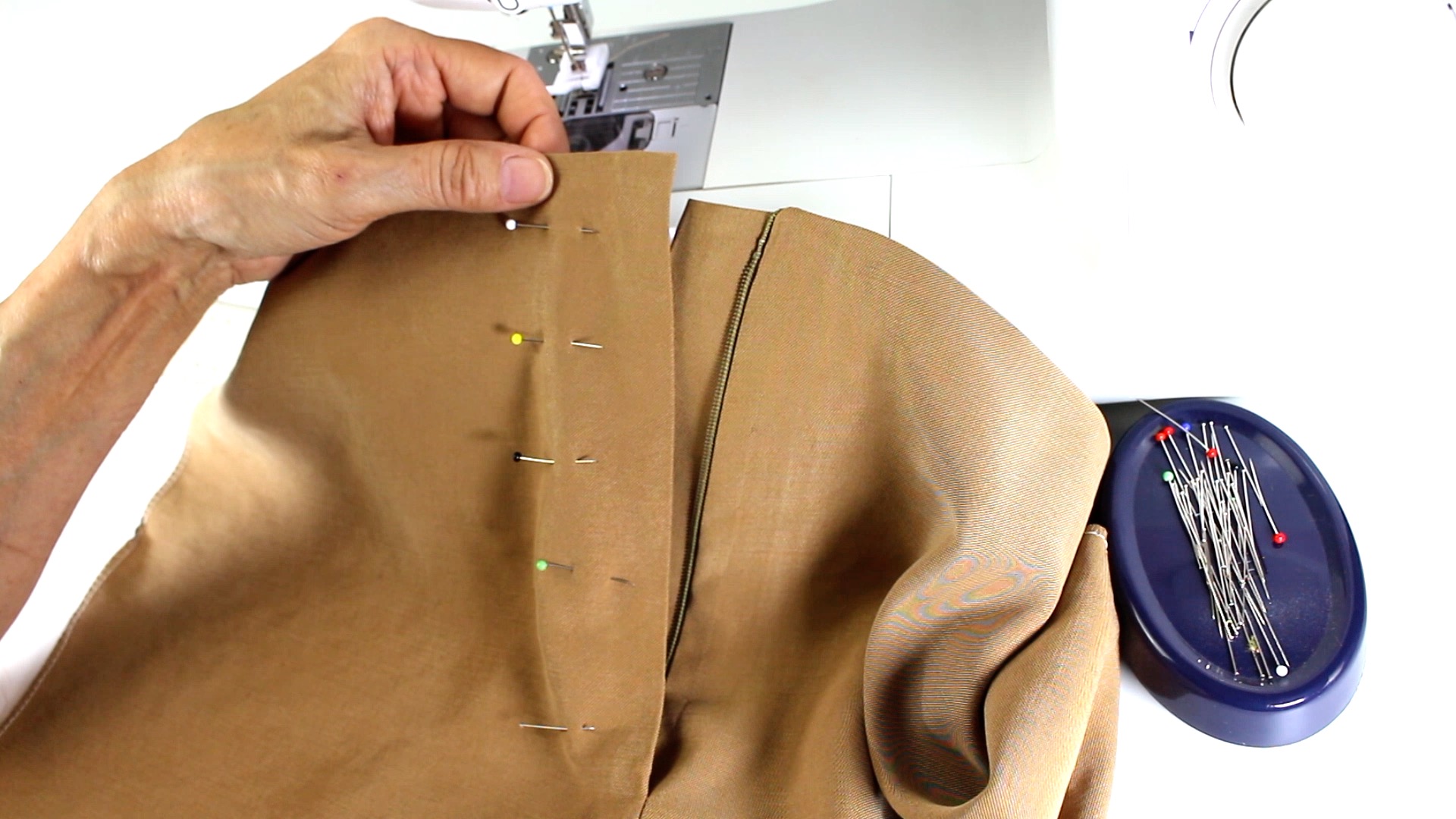 Beiger Stoff, DIY, sorgfältig gesteckt, schlichter Schnitt, nahtloser Look, modisch handgemacht.