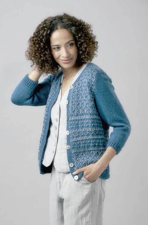 Blauer, handgemachter Cardigan mit Zopfmuster, weißen Knöpfen; lässig und modisch.