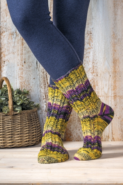Gelbe, lila gestreifte Socken. Modisch, gestrickt, handgemacht. Einzigartiges Farbspiel.