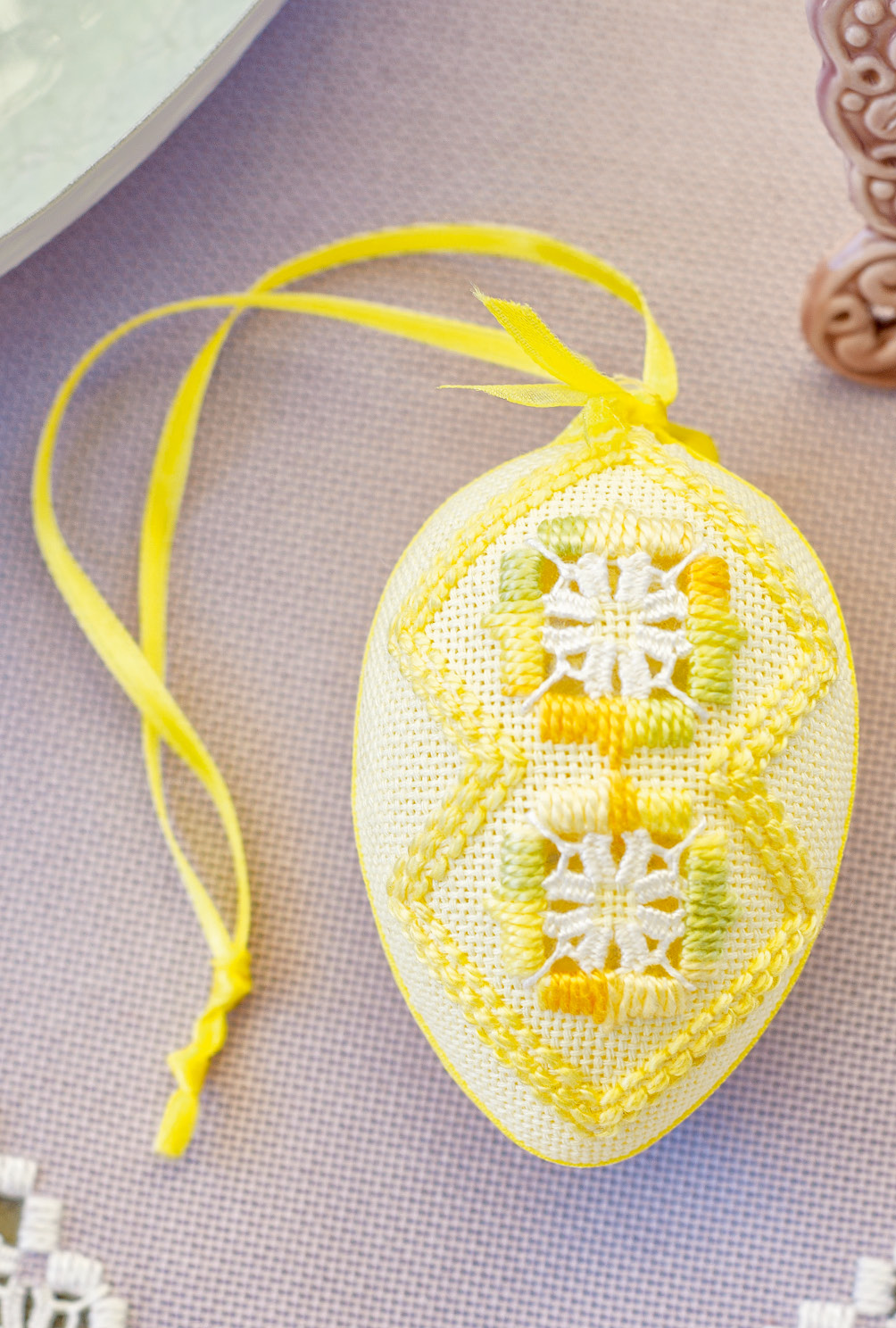 Modellansicht Bild 4: Bestickte bunte Ostereier in Hardangertechnik