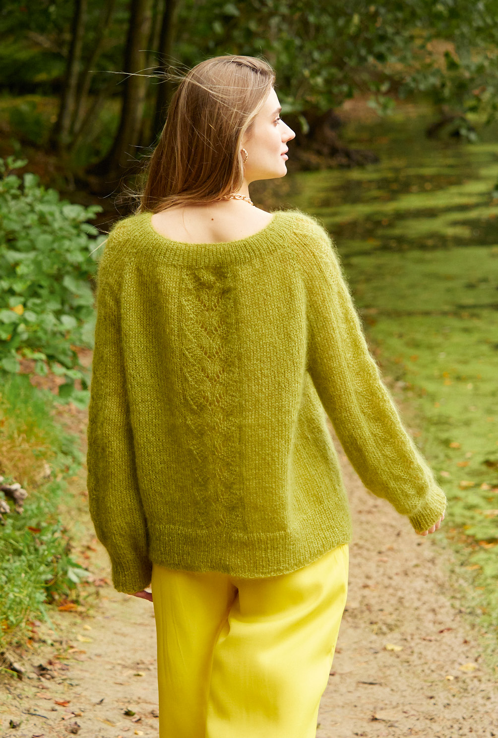 Modellansicht Bild 5: Grüner Raglanpulli mit Ajourmusterbordüre