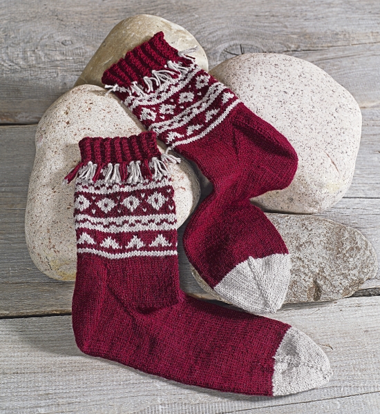 Rot-weiße, handgemachte Socken mit norwegischem Muster und franiger Borte, modisch und einzigartig.