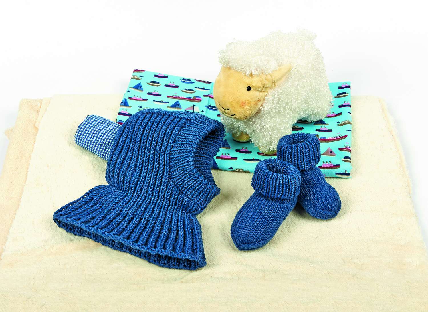 Blau gestricktes Babymützchen und Schühchen, modisch und handgemacht, ideal für DIY-Enthusiasten.