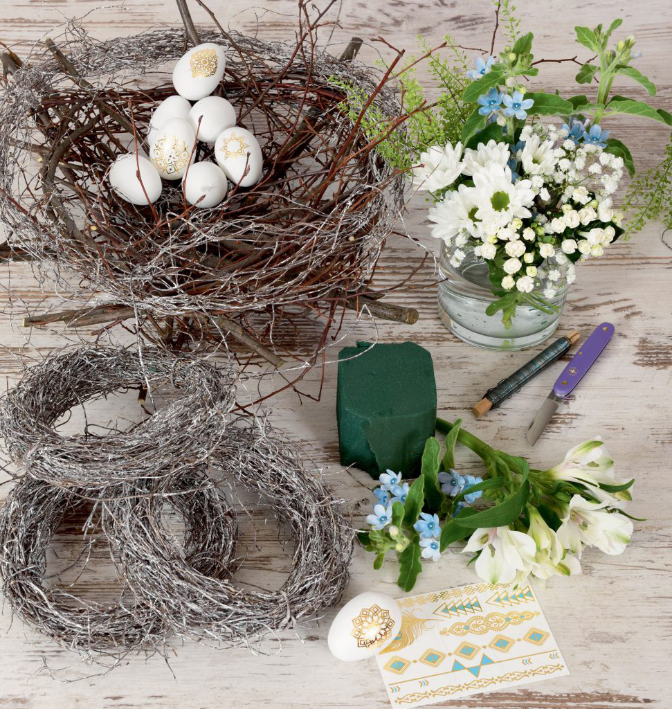 Handgefertigte Kränze, weiß-blaue Blumen, kunstvoll verzierte Eier; DIY-Deko, natürlich, kreativ.