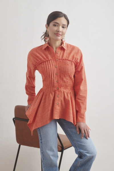Orange Bluse mit Faltenmuster, asymmetrischem Schnitt, Knopfleiste, modisch und einzigartig.