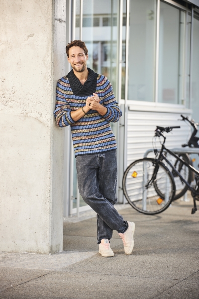 Modischer Strickpullover, bunte Streifen, handgefertigt, kombiniert mit dunklen Jeans, lässiger Stil.