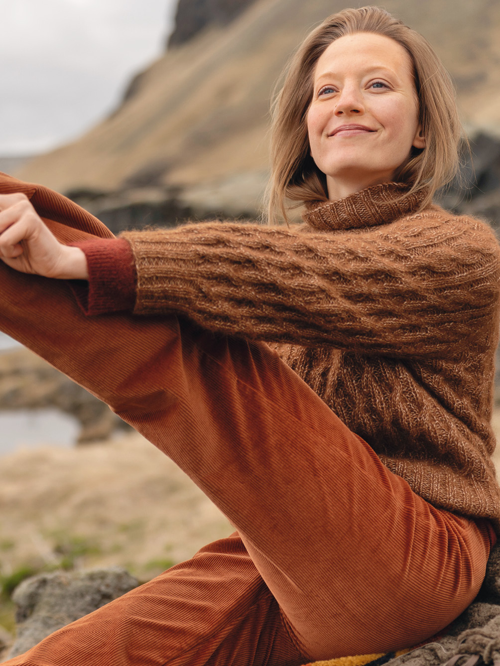 Modellansicht Bild 1: Raglanpulli im Zopfmuster