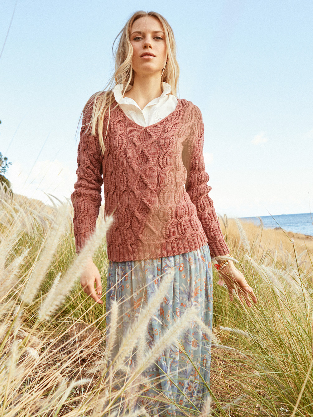 Modellansicht Bild 1: Aparter, klassisch geschnittener Zopfmusterpulli