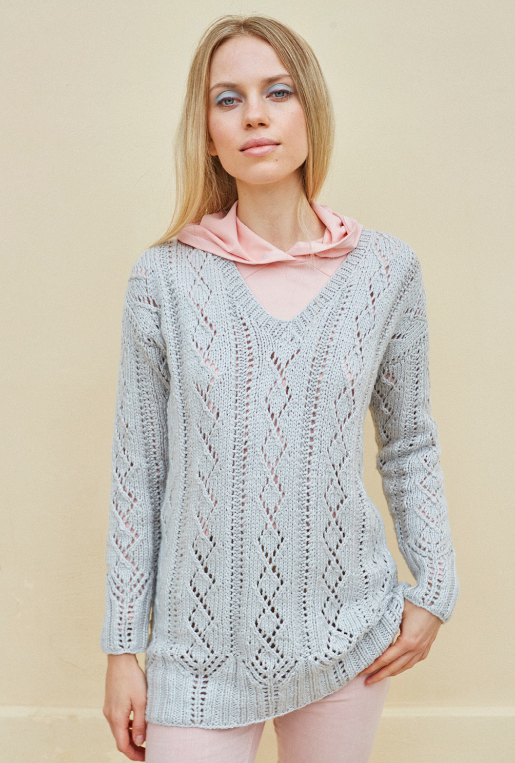 Modellansicht Bild 5: Longpulli mit harmonischem Ajourmuster