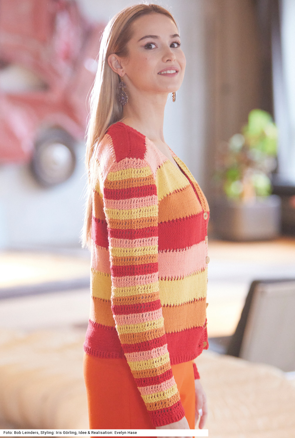 Modellansicht Bild 8: Gestreifte Jacke in Rot, Orange, Lachs und Gelb mit rotem Top