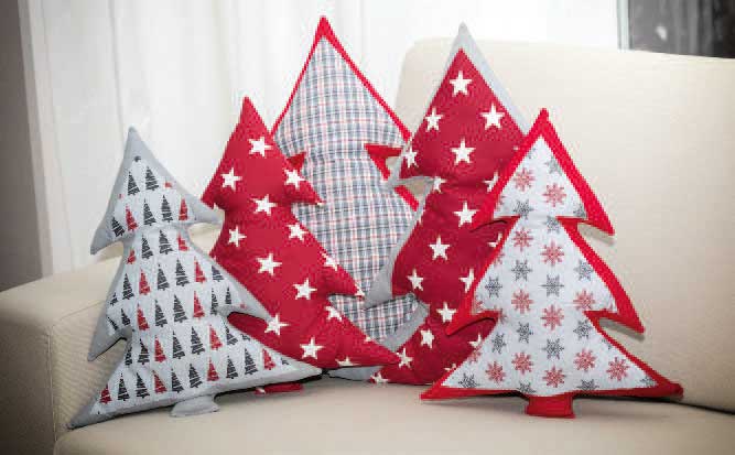 Handgemachte Kissen in Tannenbaumform, rot-grau mit Stern- und Karomuster. Festlich, DIY, einzigartig.