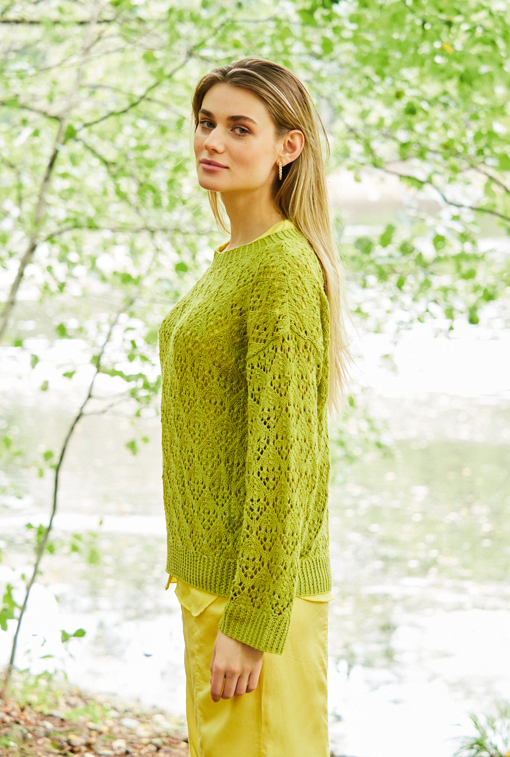 Modellansicht Bild 3: Grüner Pullover im Ajourmuster