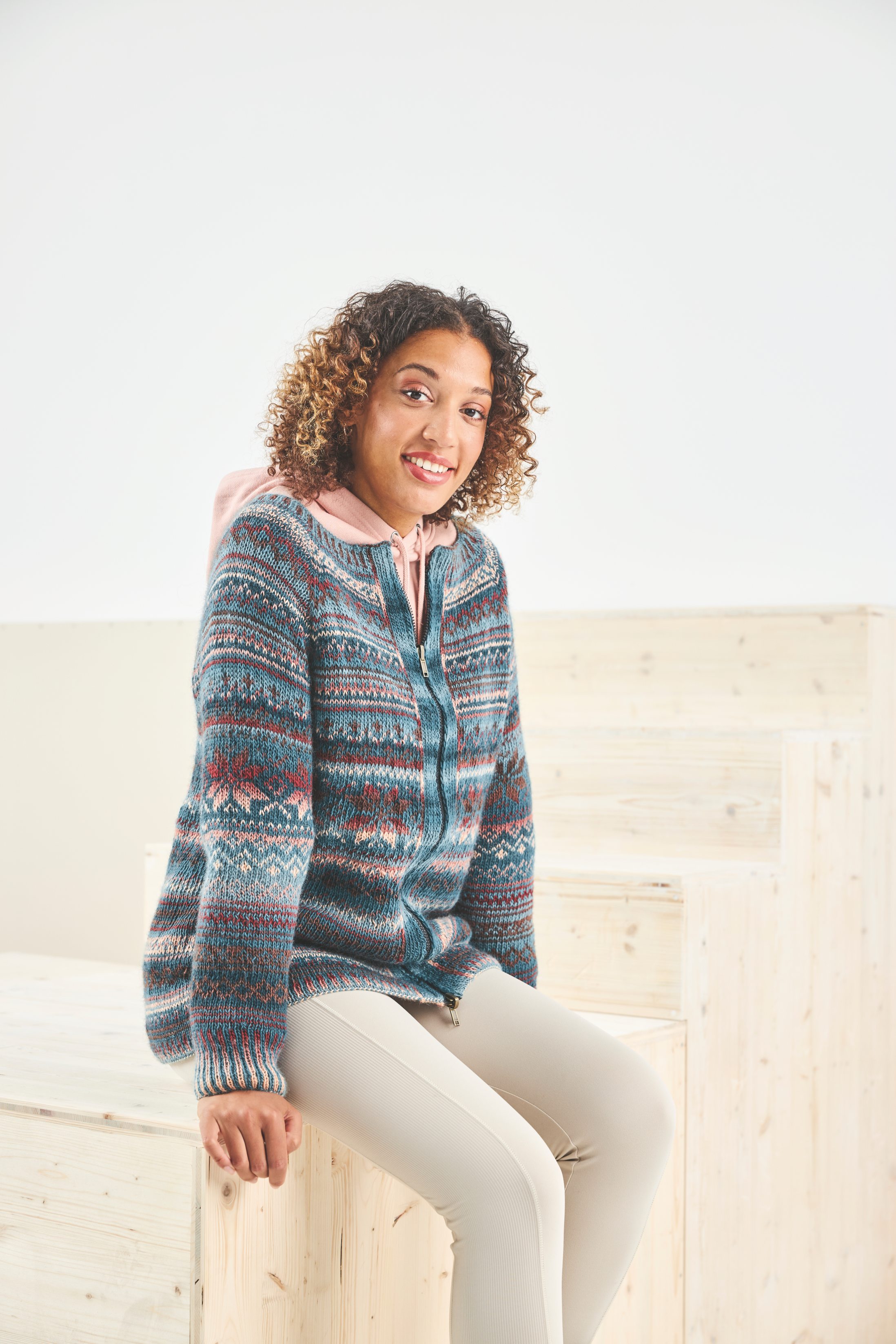 Modischer Strick-Pullover mit nordischem Muster, in Blau- und Rottönen. Bequem, lässig, handgearbeitet.