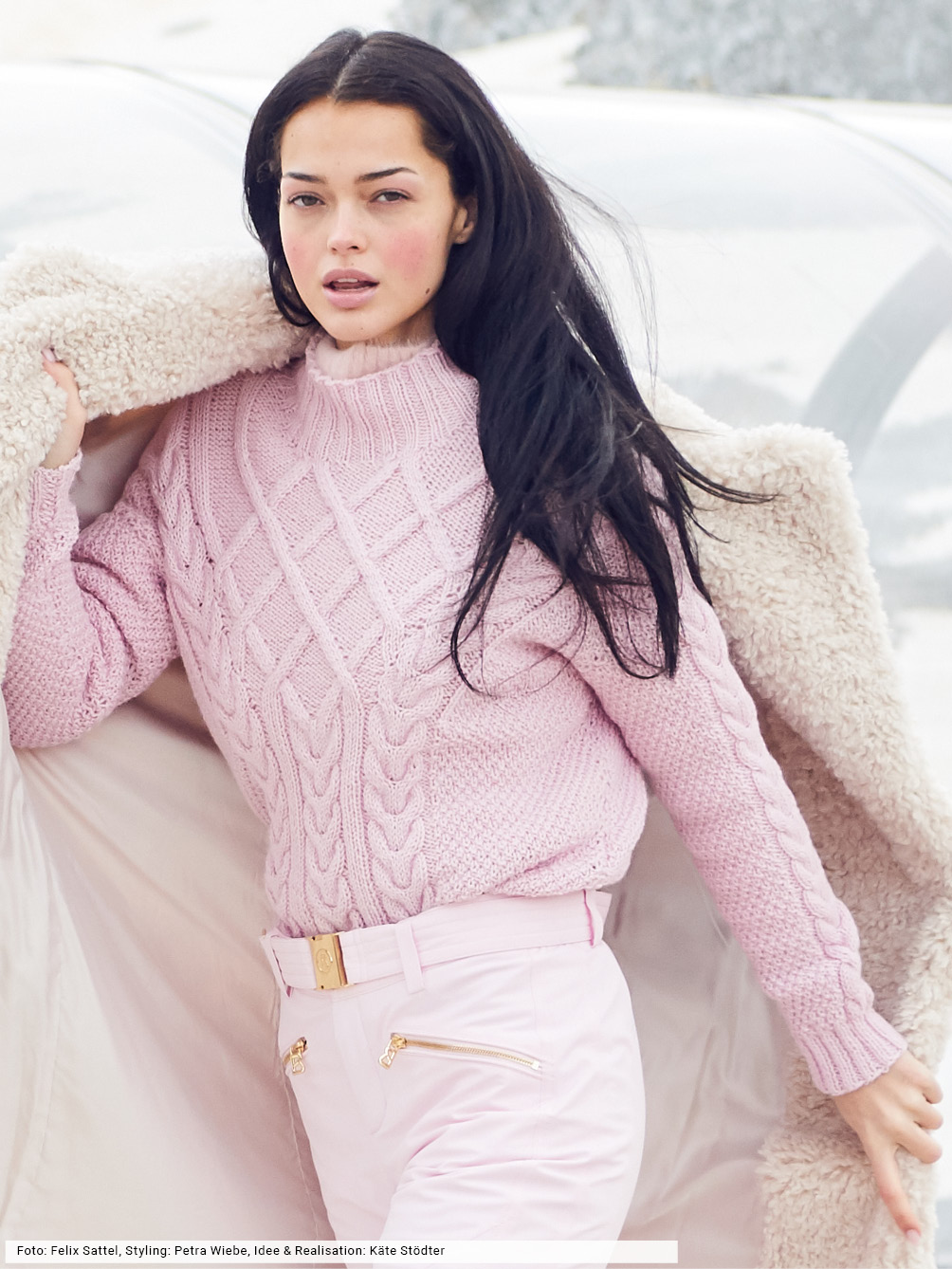 Modellansicht Bild 1: Mustermixpulli mit Perlmusterstrukturen, Zopfstreifen und Rautenpasse