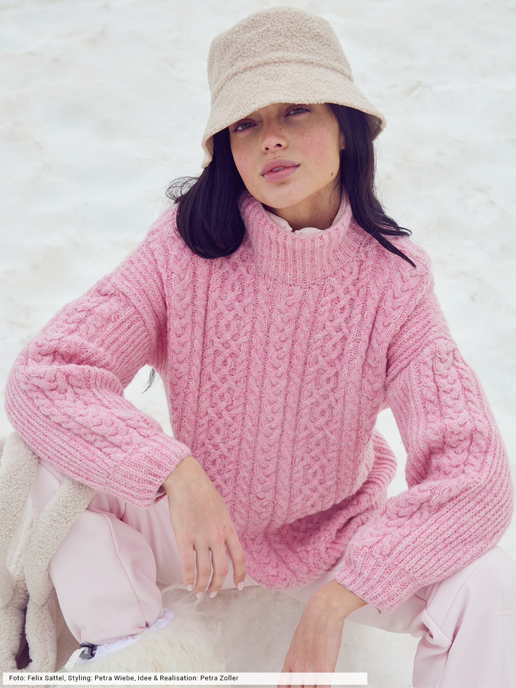 Modellansicht Bild 1: Pulli im Mustermix mit verschiedenen Zopfstreifen