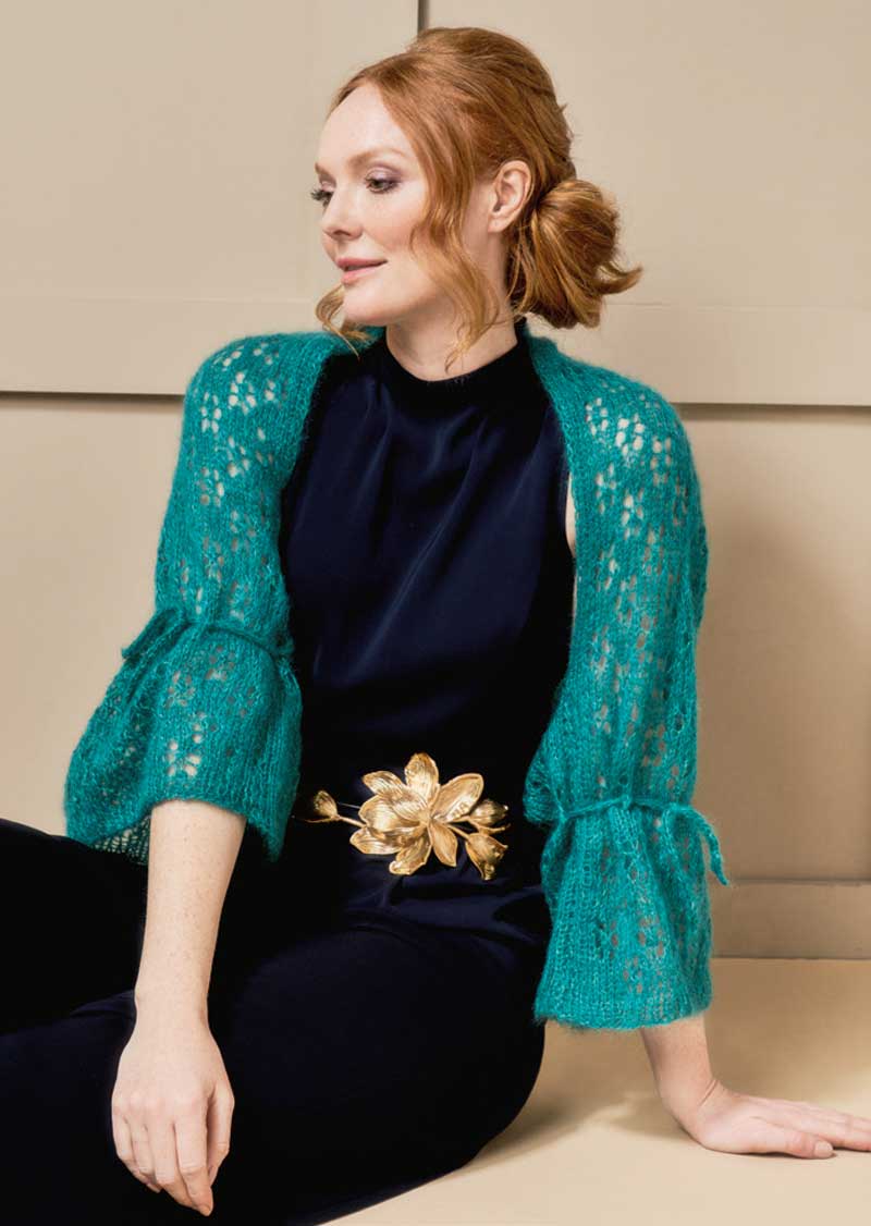 Modischer, selbstgemachter Kurzarmpullover in Türkis mit Spitzenmuster. Dunkler Jumpsuit mit goldener Blumenverzierung.