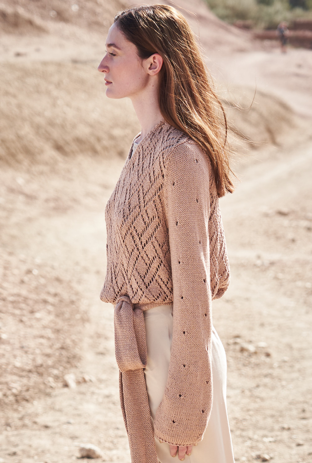 Modellansicht Bild 4: Eleganter Pulli in Camel mit Taillenband