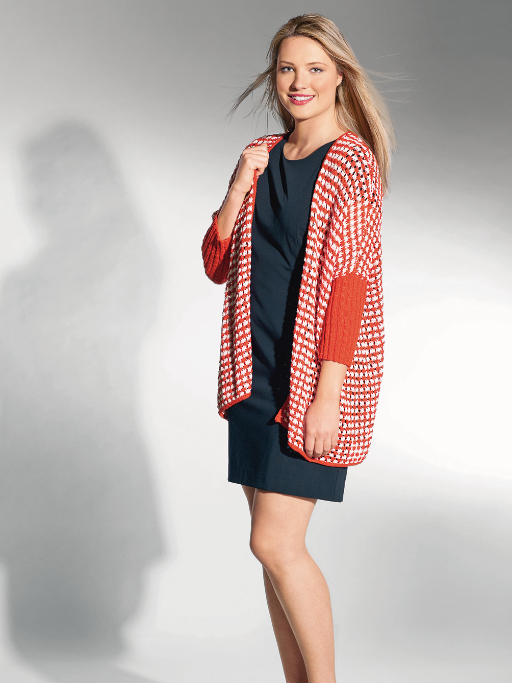 Modellansicht Bild 1: Gestreifte Oversize-Jacke mit rot-weißem Muster 