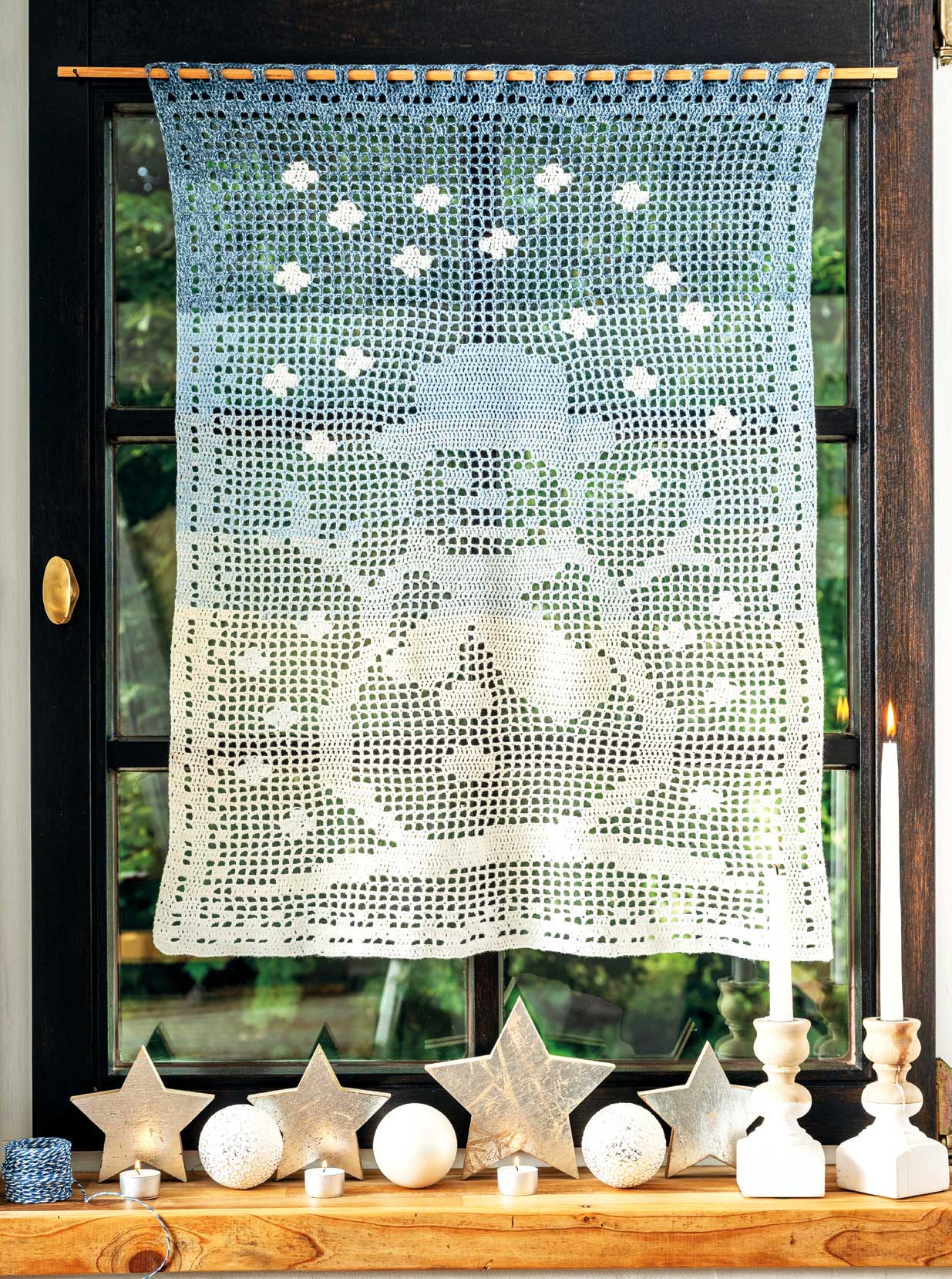 Handgemachter, filigraner Häkelvorhang mit Schneemann-Motiv, kunstvolles Muster, weiß, ideal für winterliche Dekoration.