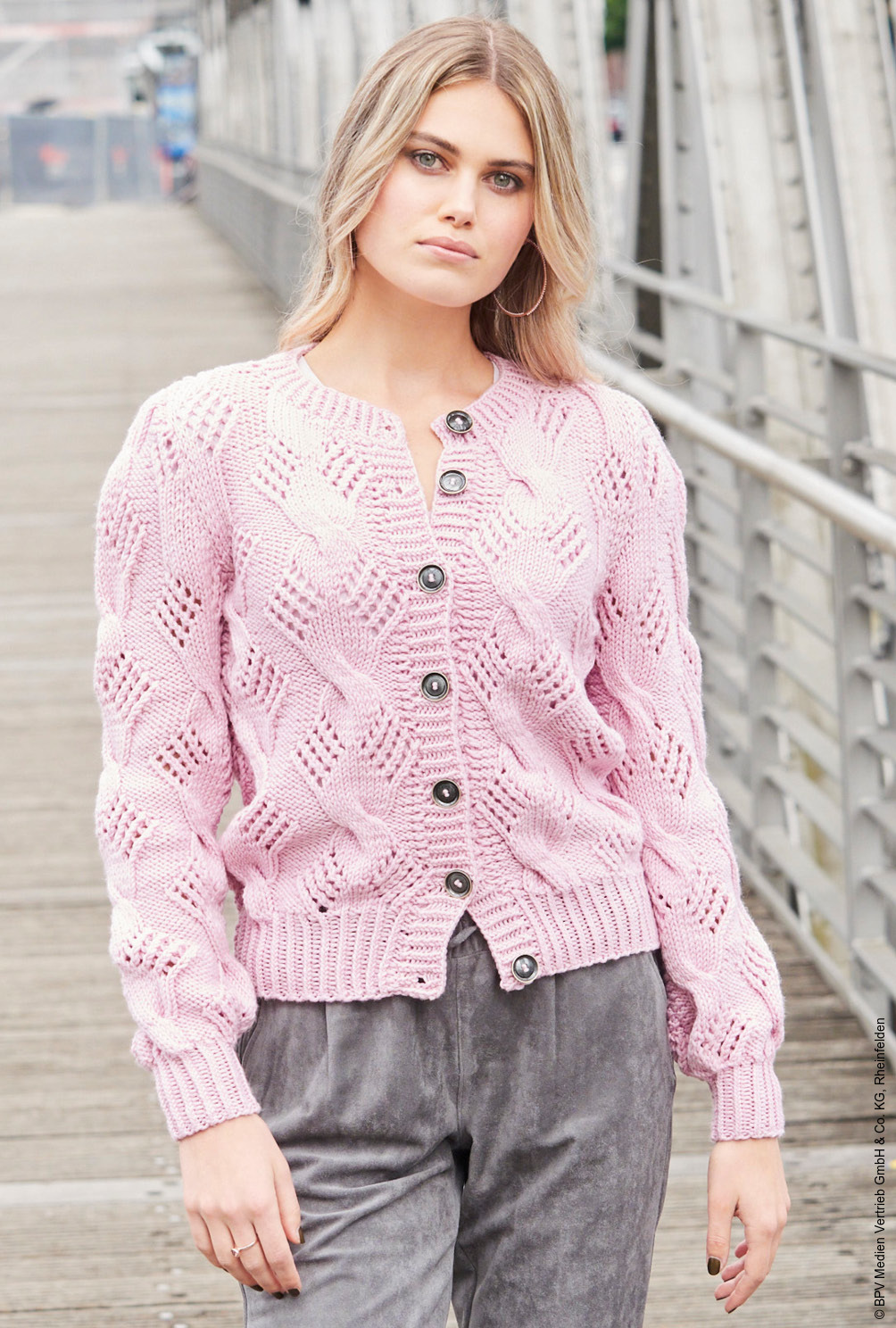 Modellansicht Bild 2: Jacke mit Ajourzöpfen in Rosa